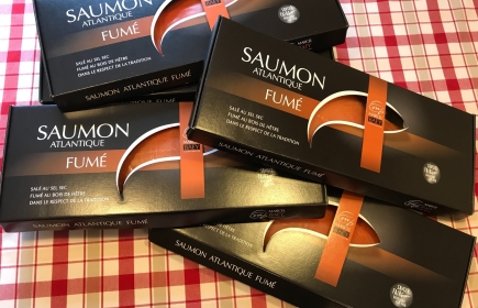 Du saumon fumé d'Écosse, haut de gamme, fumé au bois de hêtre, salé à la main au sel sec, prétranché, conditionné sous vide.